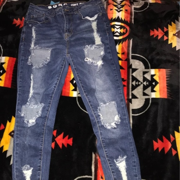 Size 9 ripped woman’s skinny jeans - Picture 2 of 4